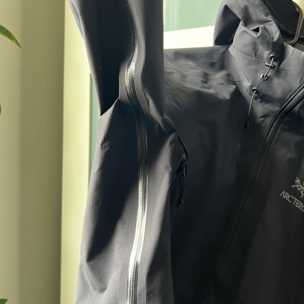 Arc'teryx Beta AR Black Raincoat - Picture 7 of 16